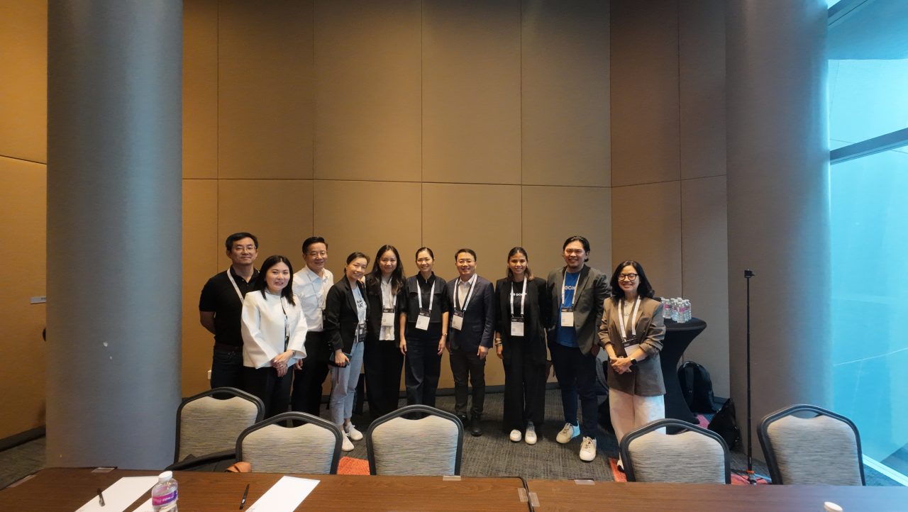 Jianfeng Lu, Jennifer Zhang, and Alex Song with GCash senior leaders